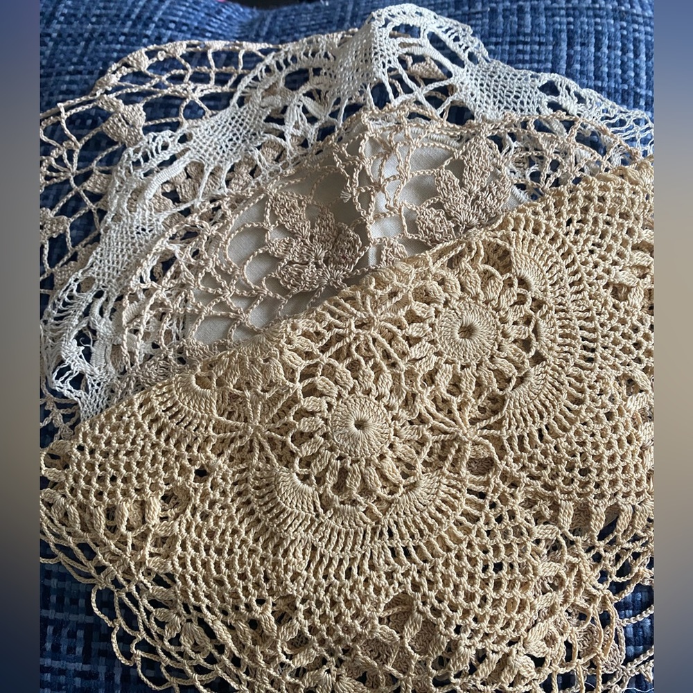 Bundle of 4 vintage doilies